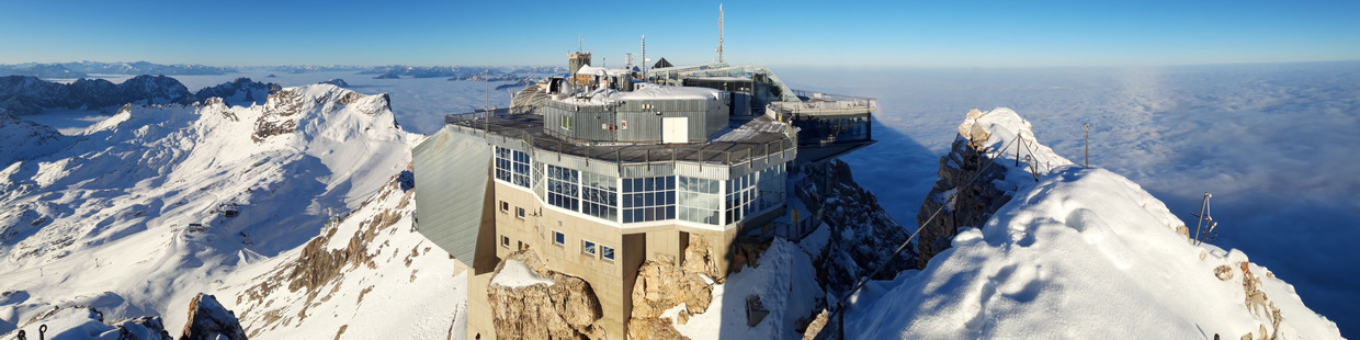 Markus Rettinger, KIT Zugspitze: BZB Gipfelgebäude, DWD Turm, IMK-IFU Messeinrichtungen mit FTIR-Kuppel, Sonnenphotometer, HATPRO Mikrowellenradiometer, Messcontainer mit E-AERI Spektrometer